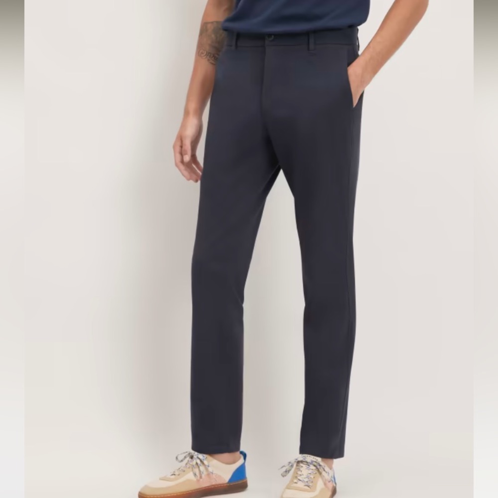 EVERLANE THE PERFORMANCE CHINO IN NAVY